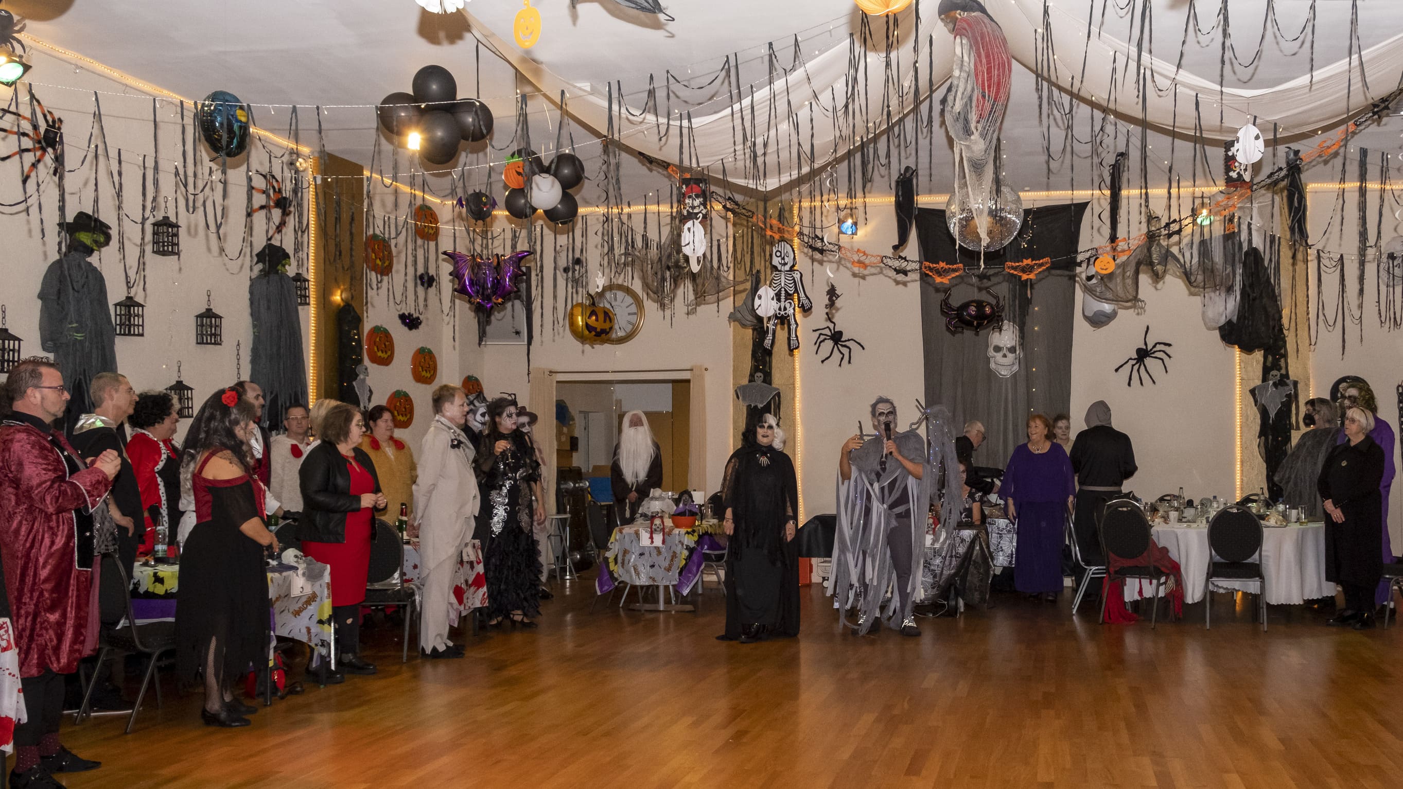 15 22-10-0044 Halloween im Creativ
